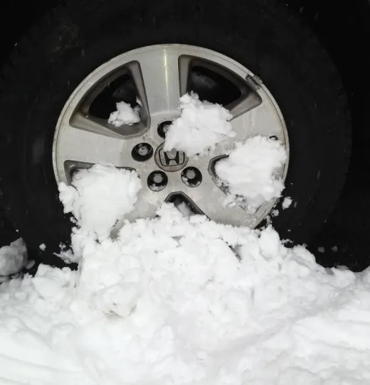 TIRE WITH SNOW